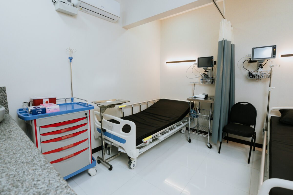 Treatment and observation room with hospital beds